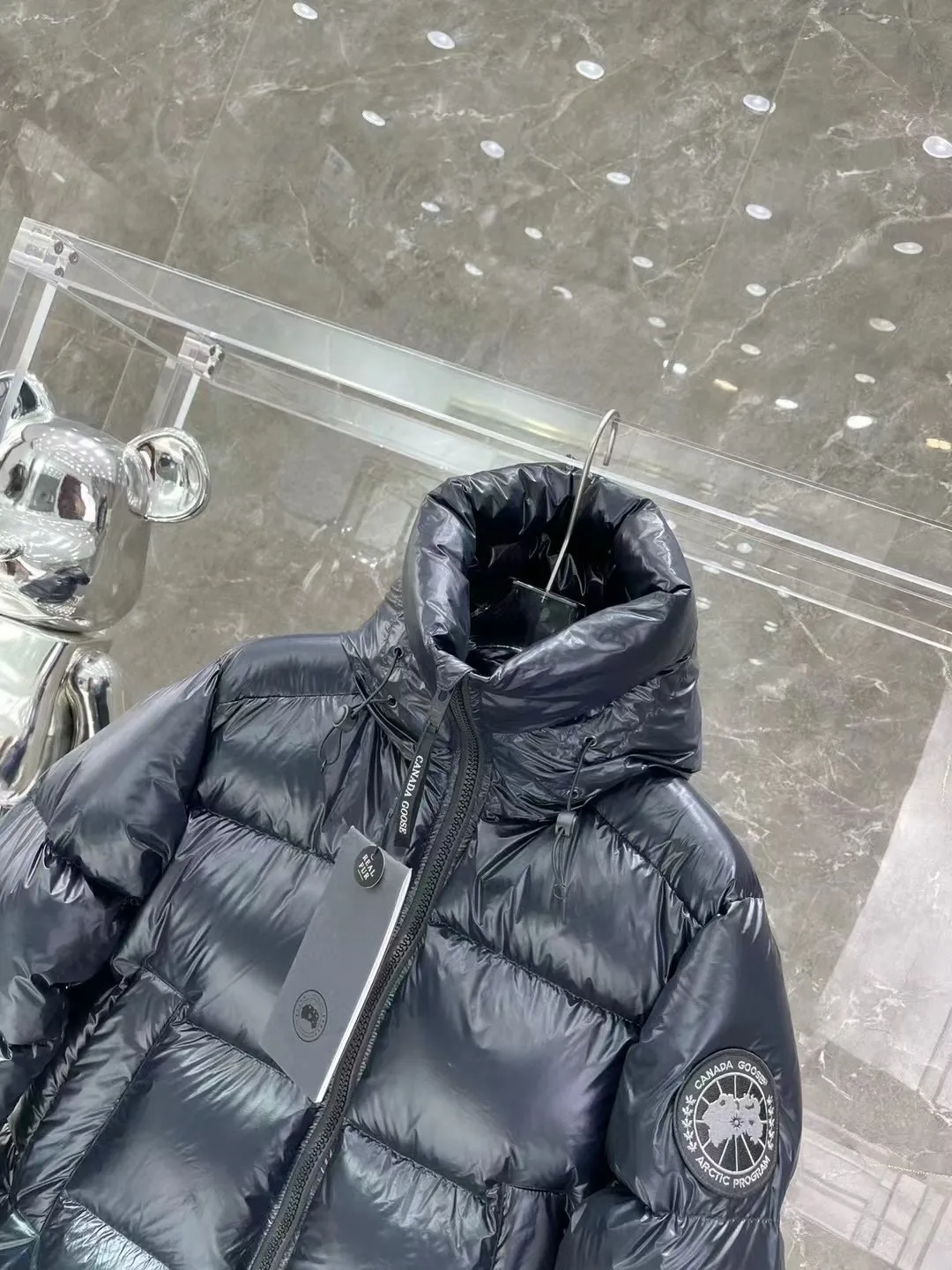 P860 Canada Goose/Canada Goose 2022 limited new Crofton puff down jacket top version (exclusive to the entire network)‼ ️ ‼ ️Top version, ceiling level‼ ️ Crofton soft bread, the latest style in 2022, with cold protection effect up to level 4, made of recycled Feather-Light tear-resistant fabric, ultra-light, and no weight on the upper body at all! The unique black label highlights your temperament‼ ️ Canada Goose, a Canadian brand, has always been recognized as the warmest down jacket. Various Instagram celebrities, Internet celebrities, and celebrities often wear it for street photos. I do Canada Goose every year, but I still can’t get rid of my love for the geese. No matter how cold the weather is, there is no need to be afraid, because there are geese! Filled with 90% white duck down, Canada Goose is the legendary warmest down jacket and is known as a must-have for Arctic outdoor sports! The most popular down jacket in the world, celebrities are rushing to buy it, it is a must-have!   Same style for men and women Size: S~XXL Ready in stock